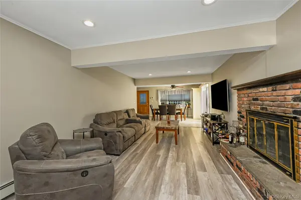 65 Club LN, Levittown, NY 11756