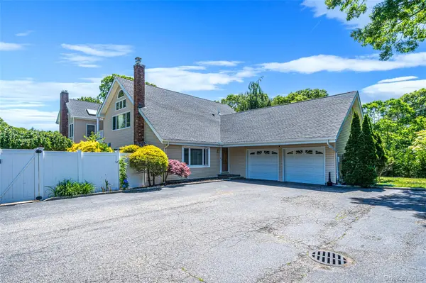 2 Jodi DR, Manorville, NY 11949