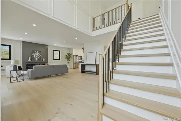 24 Middle LN, Westbury, NY 11590