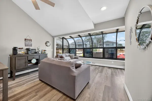228 W Clearwater RD, Lindenhurst, NY 11757