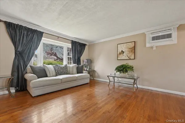 1022 White Birch LN, Wantagh, NY 11793