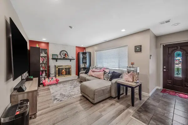 515 Picasso WAY #515, Middle Island, NY 11953