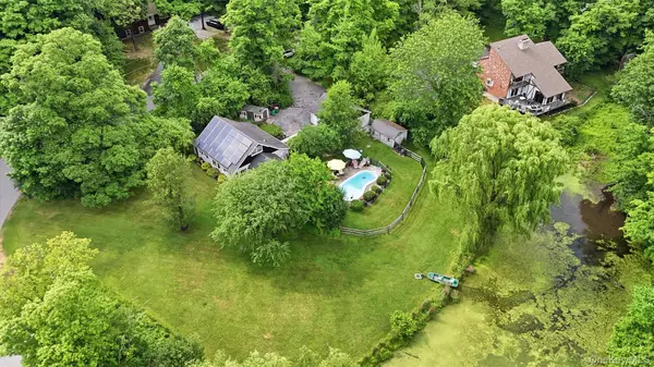 2 Maple LN, Hyde Park, NY 12538