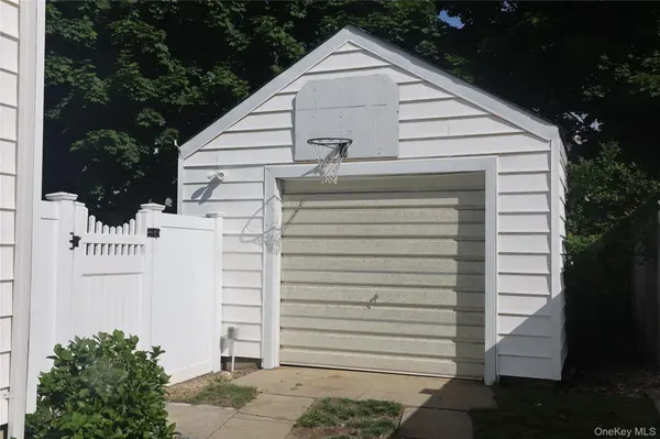 22 Alice ST, Merrick, NY 11566
