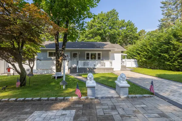 276 Parkway DR, Calverton, NY 11933