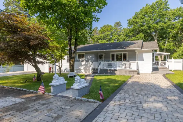 276 Parkway DR, Calverton, NY 11933