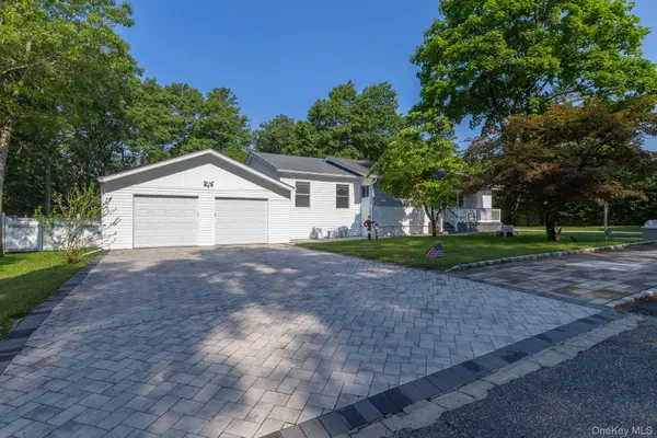 276 Parkway DR, Calverton, NY 11933
