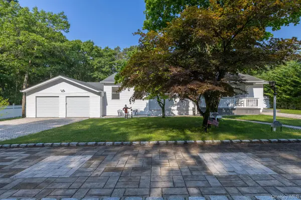 276 Parkway DR, Calverton, NY 11933