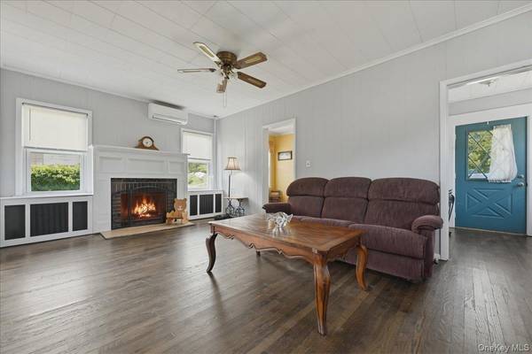 11 Moeller ST, Hicksville, NY 11801