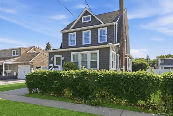 11 Moeller ST, Hicksville, NY 11801