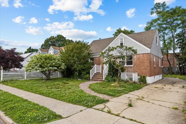 27 Circle DR, Hempstead, NY 11550