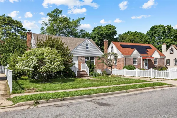 27 Circle DR, Hempstead, NY 11550