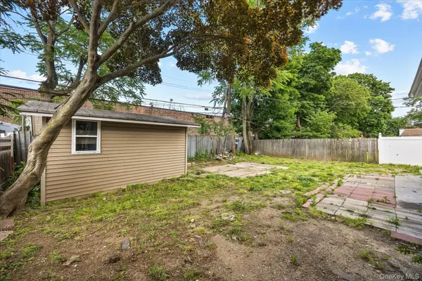 27 Circle DR, Hempstead, NY 11550
