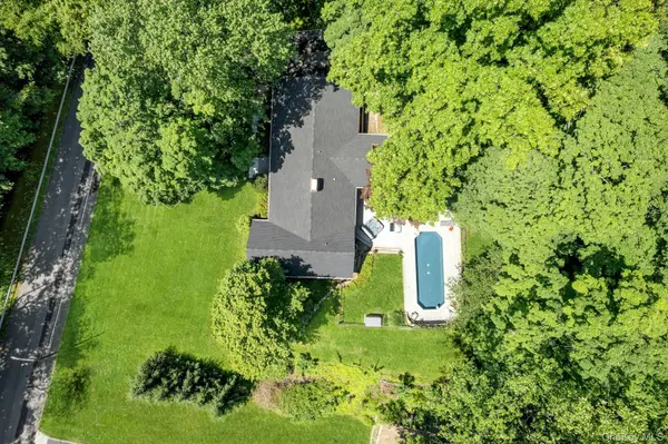 15 Deerfield LN, Pleasantville, NY 10570