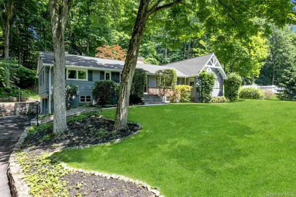 15 Deerfield LN, Pleasantville, NY 10570