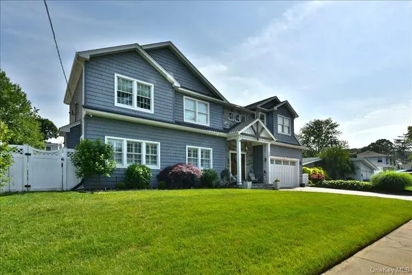 28 Red Oak PL, Massapequa, NY 11758