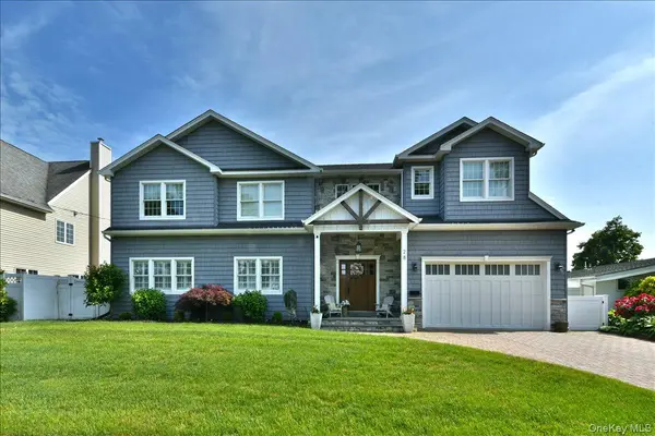 28 Red Oak PL, Massapequa, NY 11758