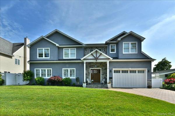 28 Red Oak PL, Massapequa, NY 11758