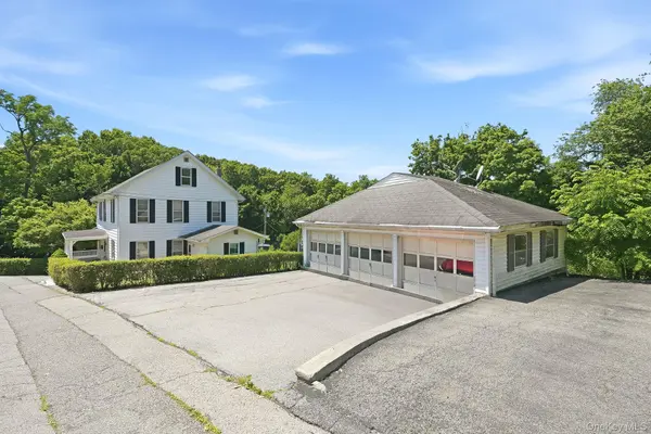 800 Oakwood DR, Peekskill, NY 10566