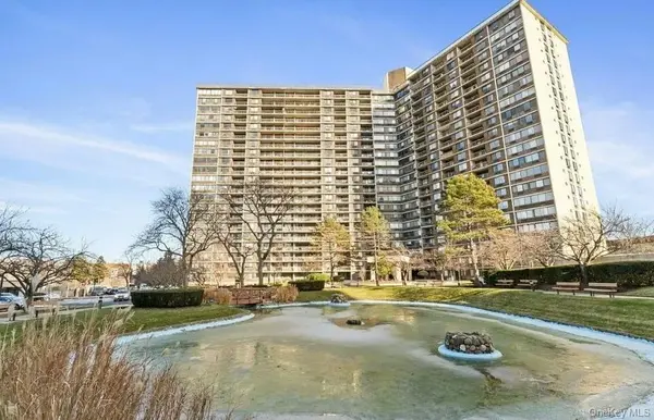 2 Bay Club DR #15R, Bayside, NY 11360