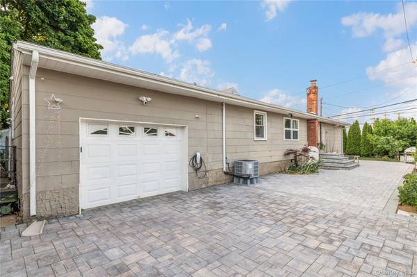 36 Richmond ST, Syosset, NY 11791