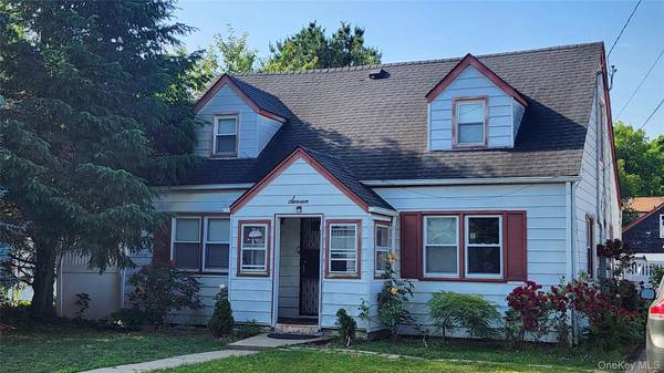 7 Walters AVE, Syosset, NY 11791