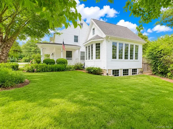 15 Anita PL, Farmingdale, NY 11735
