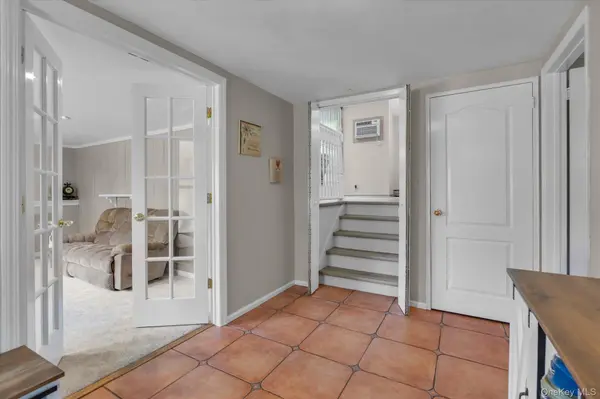 28 Harriet LN, Huntington, NY 11743