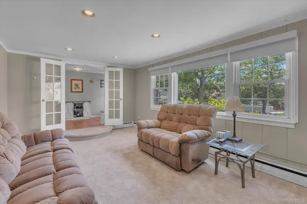 28 Harriet LN, Huntington, NY 11743