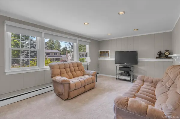 28 Harriet LN, Huntington, NY 11743