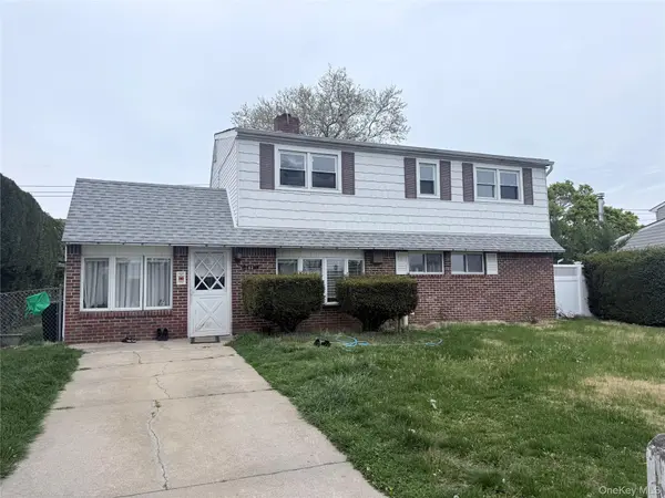 143 Red Maple DR, Levittown, NY 11756