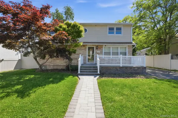 7 Penndale DR, Amityville, NY 11701