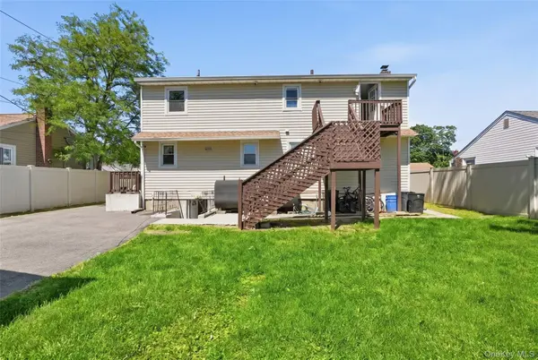 7 Penndale DR, Amityville, NY 11701