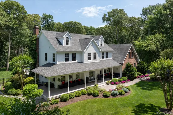 77 Mud RD, Setauket, NY 11733