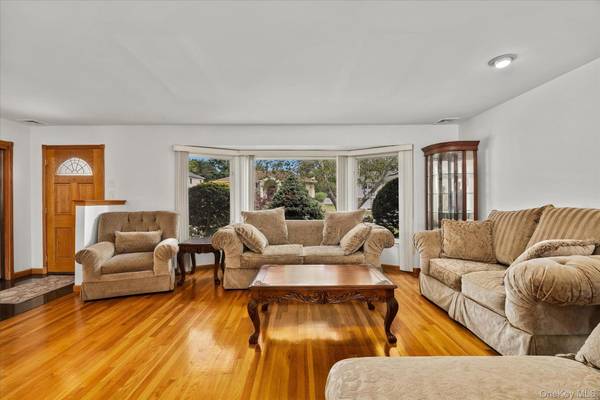 228 Robby LN, Manhasset Hills, NY 11040