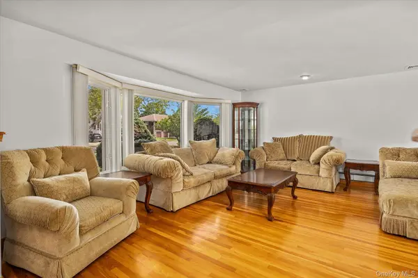 228 Robby LN, Manhasset Hills, NY 11040