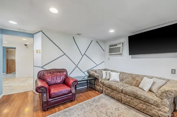 535 Outlook AVE, West Babylon, NY 11704