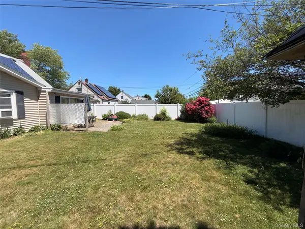 19 Surrey LN, Levittown, NY 11756