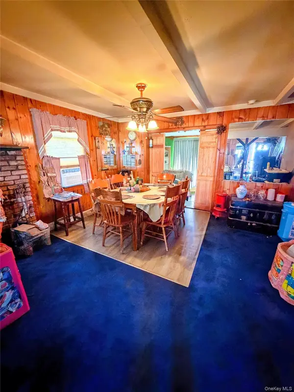 19 Surrey LN, Levittown, NY 11756