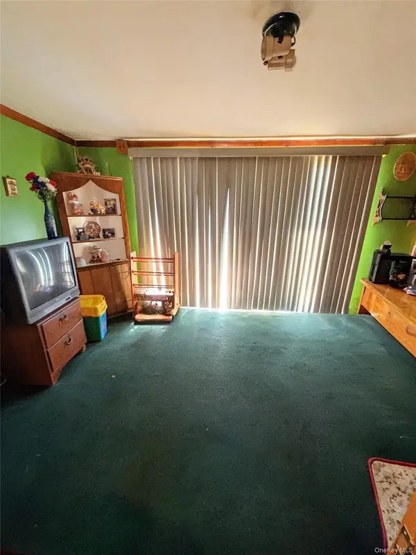 19 Surrey LN, Levittown, NY 11756