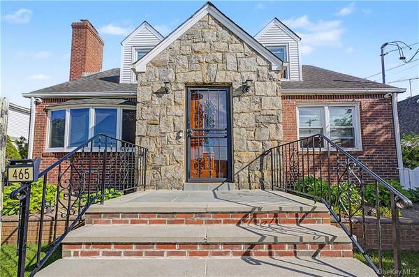 465 Washington PL, Mineola, NY 11501