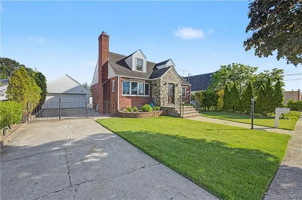 465 Washington PL, Mineola, NY 11501