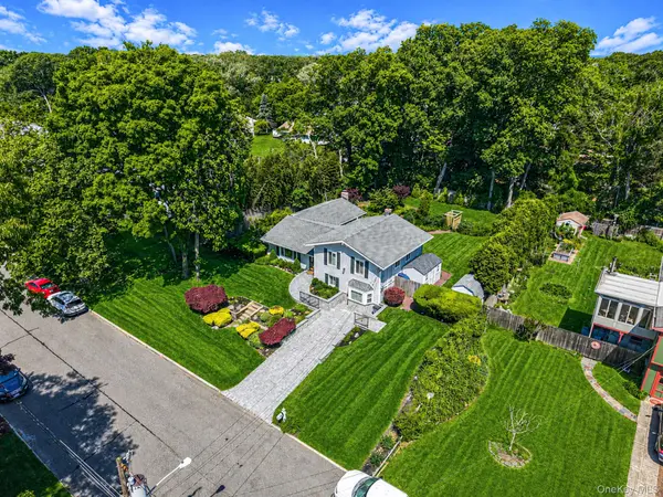 11 Beverly LN, East Moriches, NY 11940