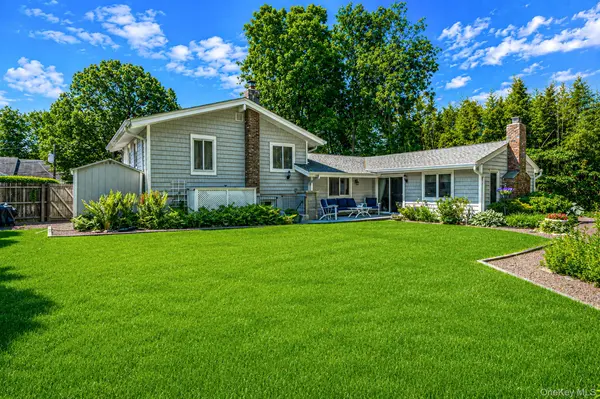 11 Beverly LN, East Moriches, NY 11940