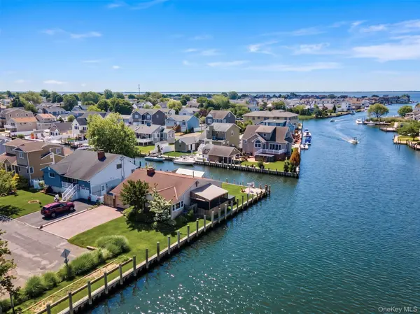 34 Cape RD, Amityville, NY 11701