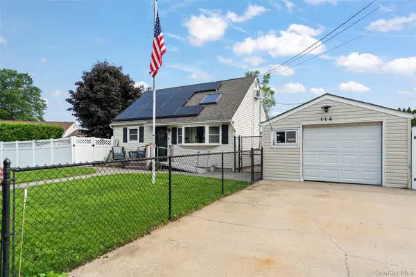 114 5th ST, Lindenhurst, NY 11757