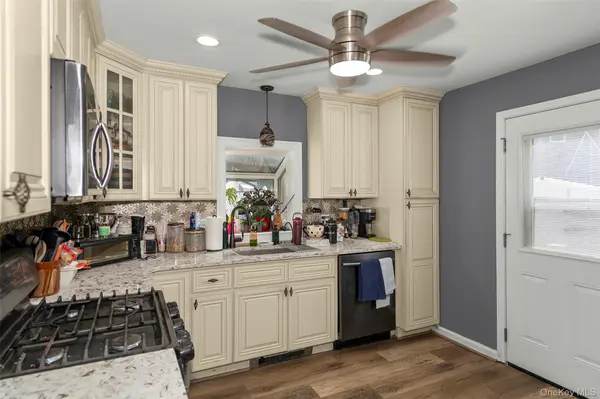 114 5th ST, Lindenhurst, NY 11757