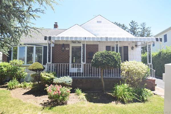 54 Camden PL, New Hyde Park, NY 11040