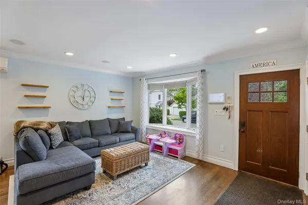 123 Stratford AVE, Williston Park, NY 11596