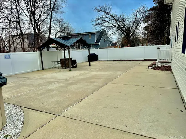 285 Daniel ST, Lindenhurst, NY 11757
